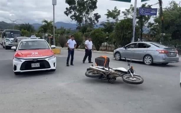 Colisión entre taxi y motocicleta  deja solo daños materialesen Misantla