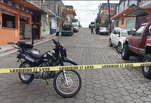 Movilización policial por hallazgo de cadáver en tinaco en Tlapacoyan