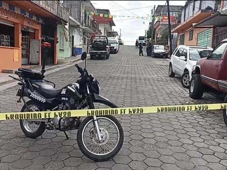 Movilización policial por hallazgo de cadáver en tinaco en Tlapacoyan