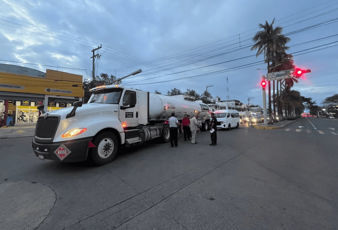 Accidente entre pipa de Pemex y furgoneta causa caos vial en avenida Miguel Alemán