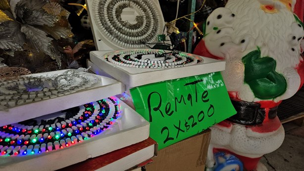 Bajas ventas de artículos navideños en Poza Rica preocupan a vendedores