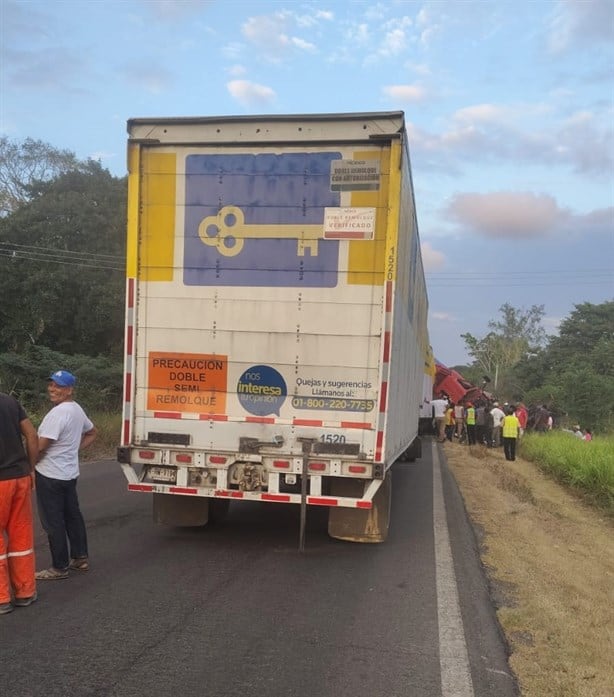 Camioneta de Coppel choca contra tráiler en Cotaxtla y mueren dos empleados