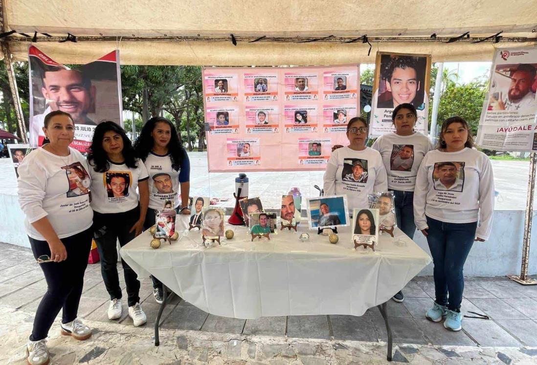 Colectivo "Rastros de Amor" recuerdan a sus familiares desaparecidos en el parque Zamora de Veracruz