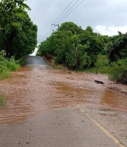 ¿Por qué es importante no cruzar corrientes crecidas en temporada invernal?