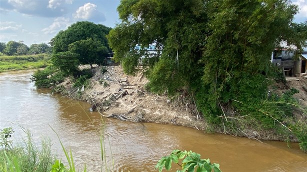 Futuro incierto para habitantes de viviendas a punto de colapsar en río Agua Dulce | VIDEO