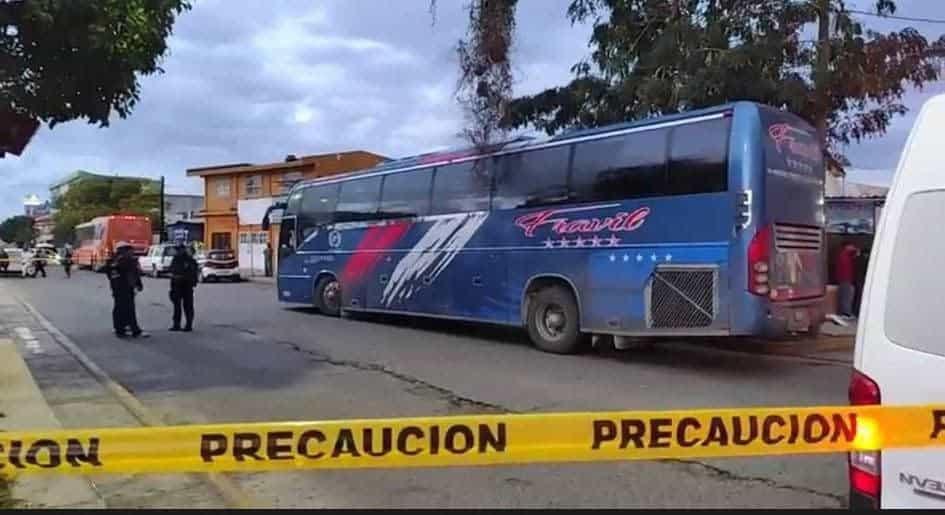 Conductor de autobús de turismo muere al caerle encima el vehículo en Cosamaloapan