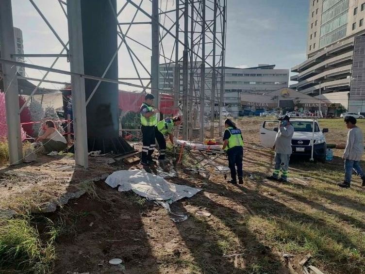 Trabajador cae de espectacular en Costa de Oro; su estado es crítico