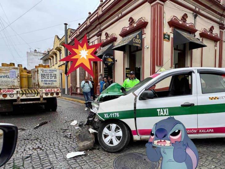 Chocan taxi y repartidor de gas en centro de Xalapa; caos vial en Xalapeños Ilustres