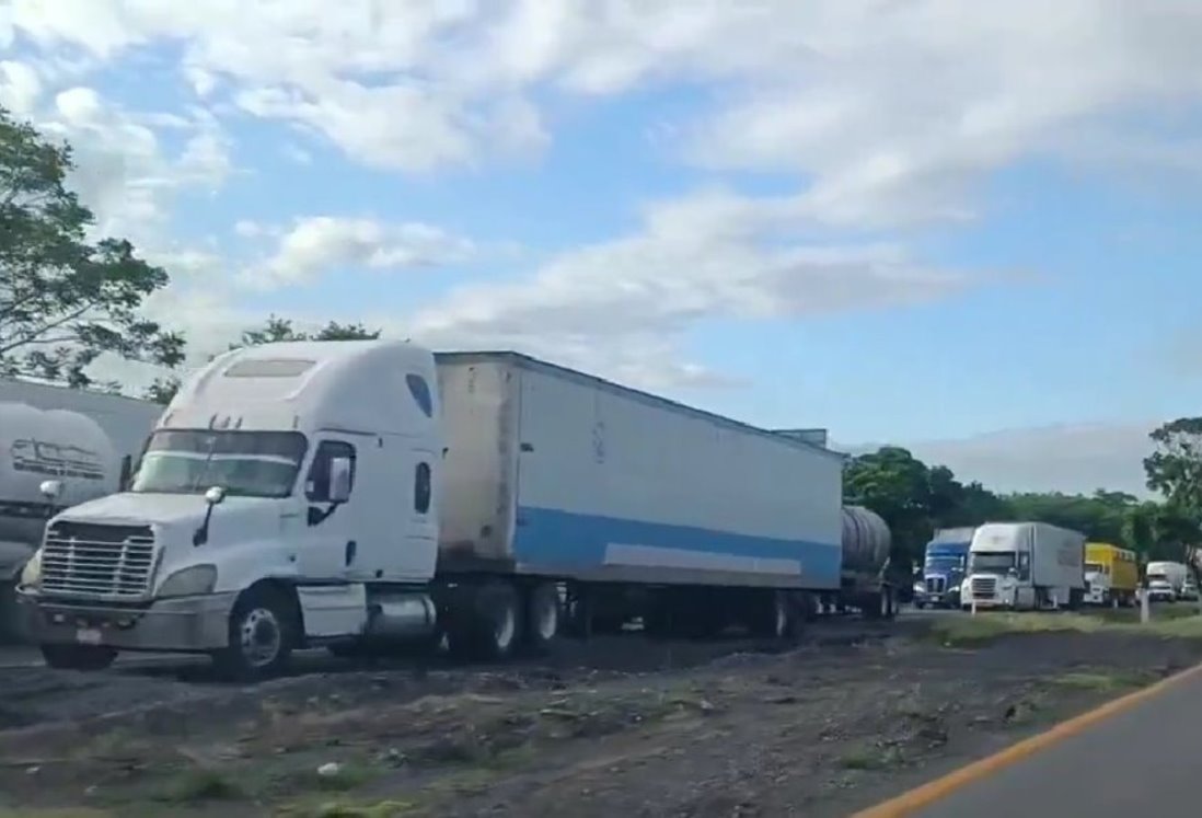 Continúan las largas filas de hasta 10 km en caseta de Paso del Toro hacia Veracruz