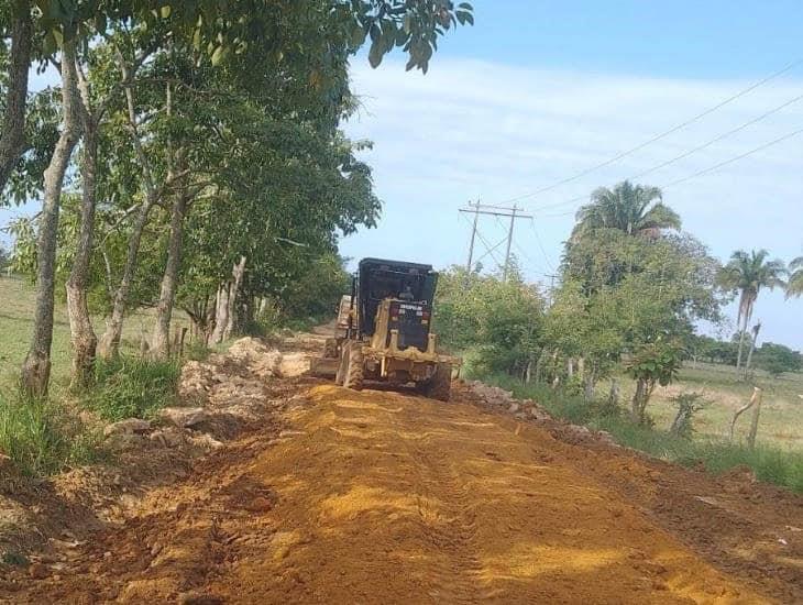 Continúan trabajos para mejorar camino en el área rural de Minatitlán