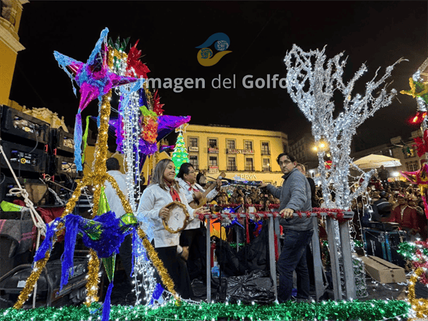 Desfile navideño ´Luz y Unión´ ilumina el centro de Xalapa (+VIDEO)