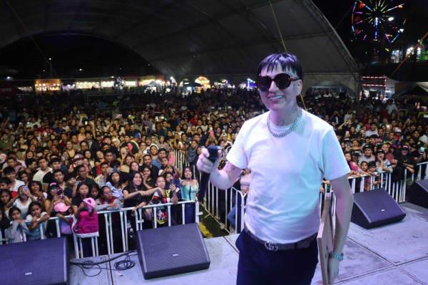 Dani Flow abarrota Expo Feria Tihuatlán