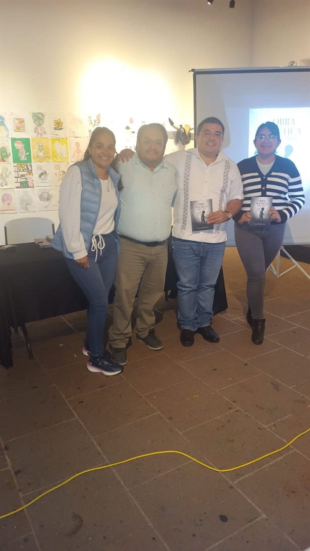 Presentan libro Obra Poética 2002-2012 en Xalapa 