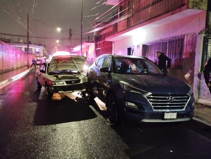 Taxi se estrella contra una camioneta estacionada en el centro de Orizaba