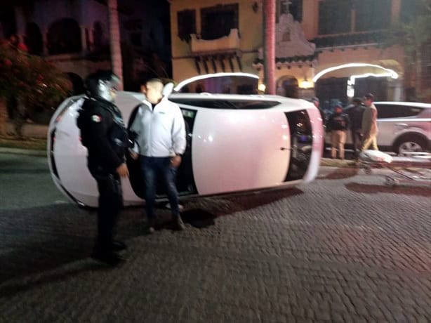 Xalapa: Aparatosa volcadura en avenida Paseo de Las Palmas