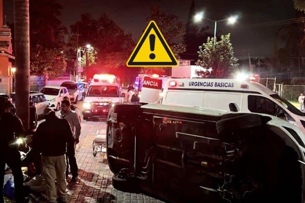Xalapa: Aparatosa volcadura en avenida Paseo de Las Palmas