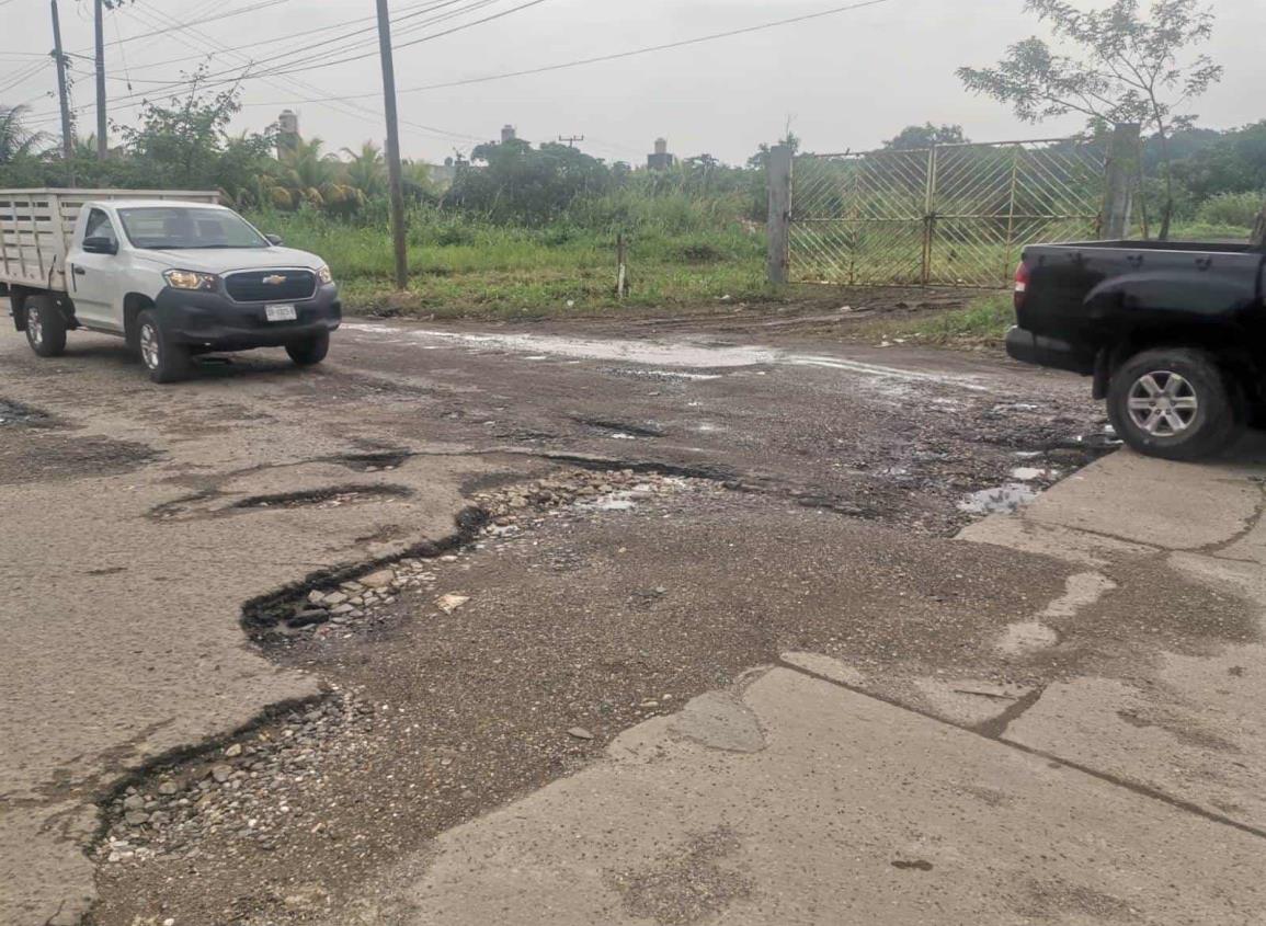 Tramo carretero Nanchital-Moloacan en pésimas condiciones; conductores tienen que invadir carril