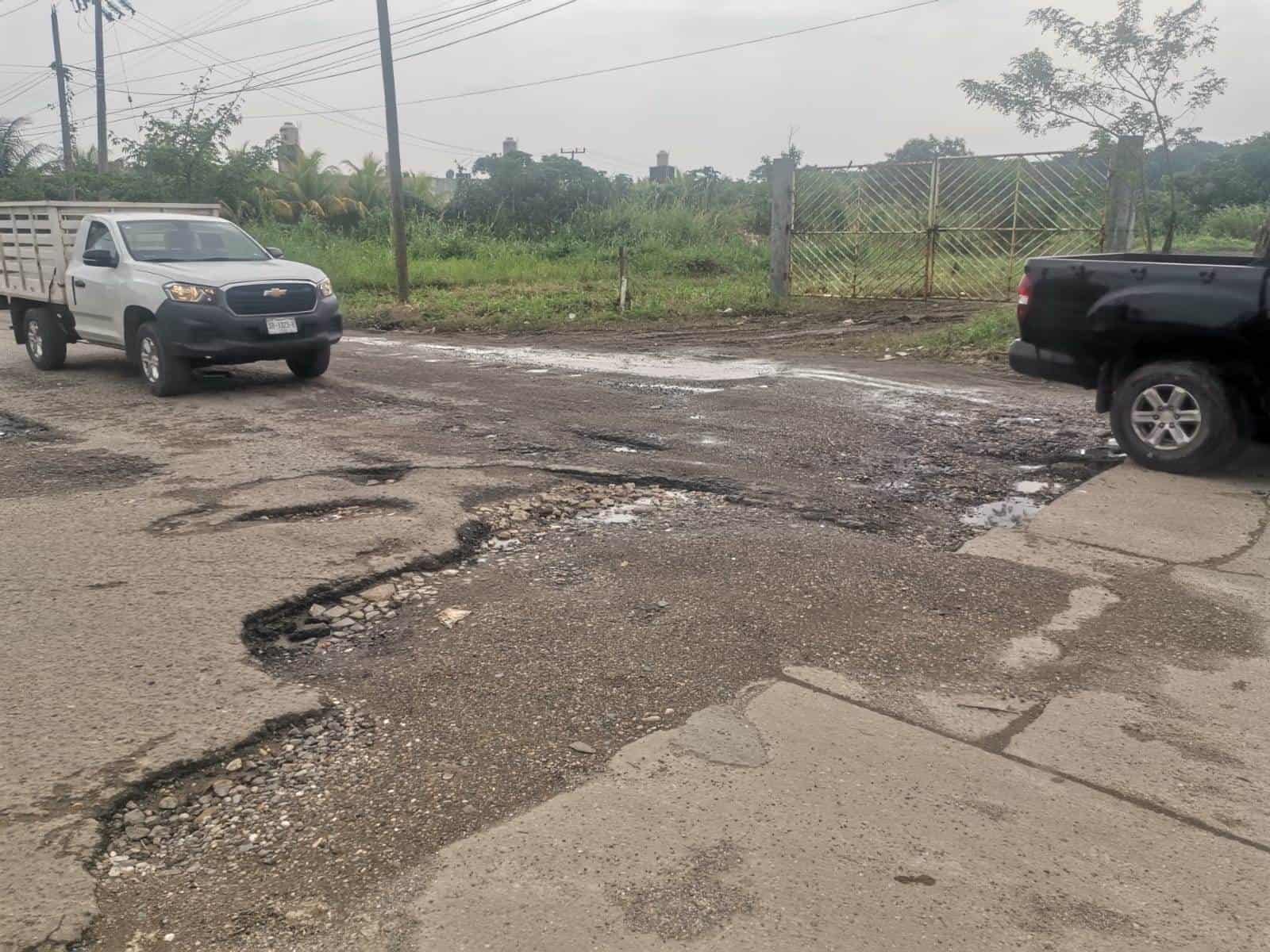 Tramo carretero Nanchital-Moloacan en pésimas condiciones; conductores tienen que invadir carril