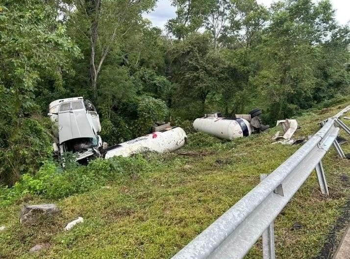 Se vuelca pipa en carretera Poza Rica - Cardel