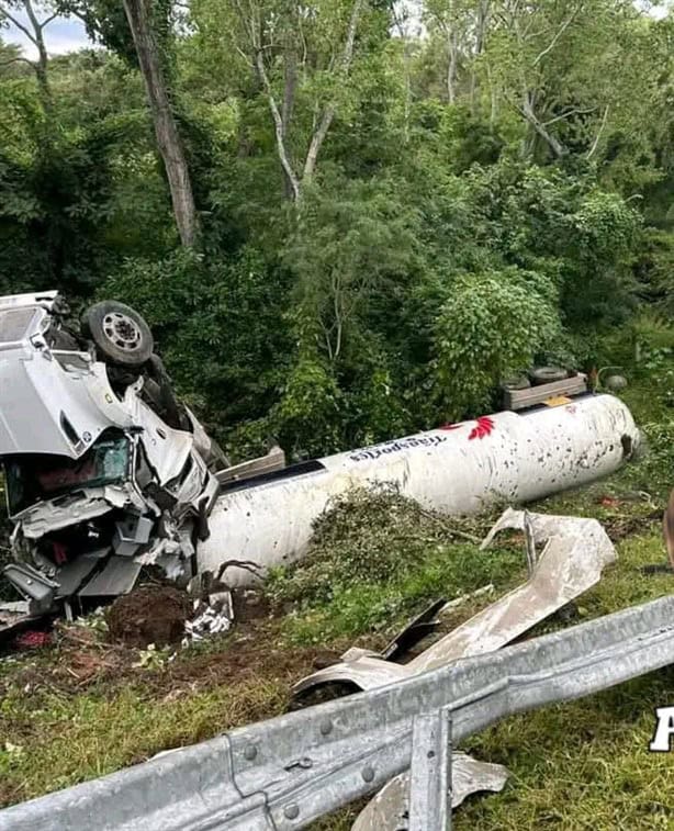 Se vuelca pipa en carretera Poza Rica - Cardel