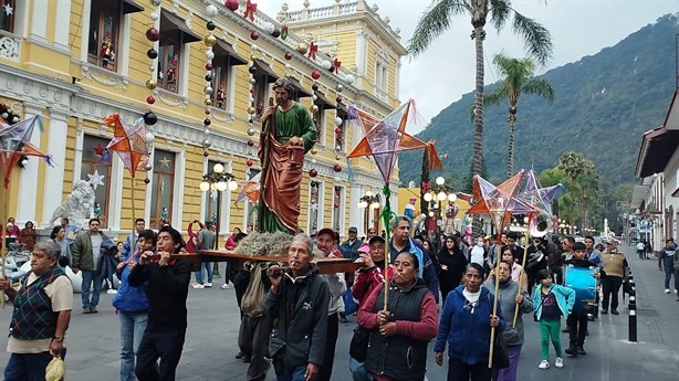 Con procesión, celebran la tradicional posada navideña en Orizaba