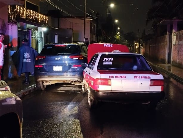 Taxi se estrella contra una camioneta estacionada en el centro de Orizaba