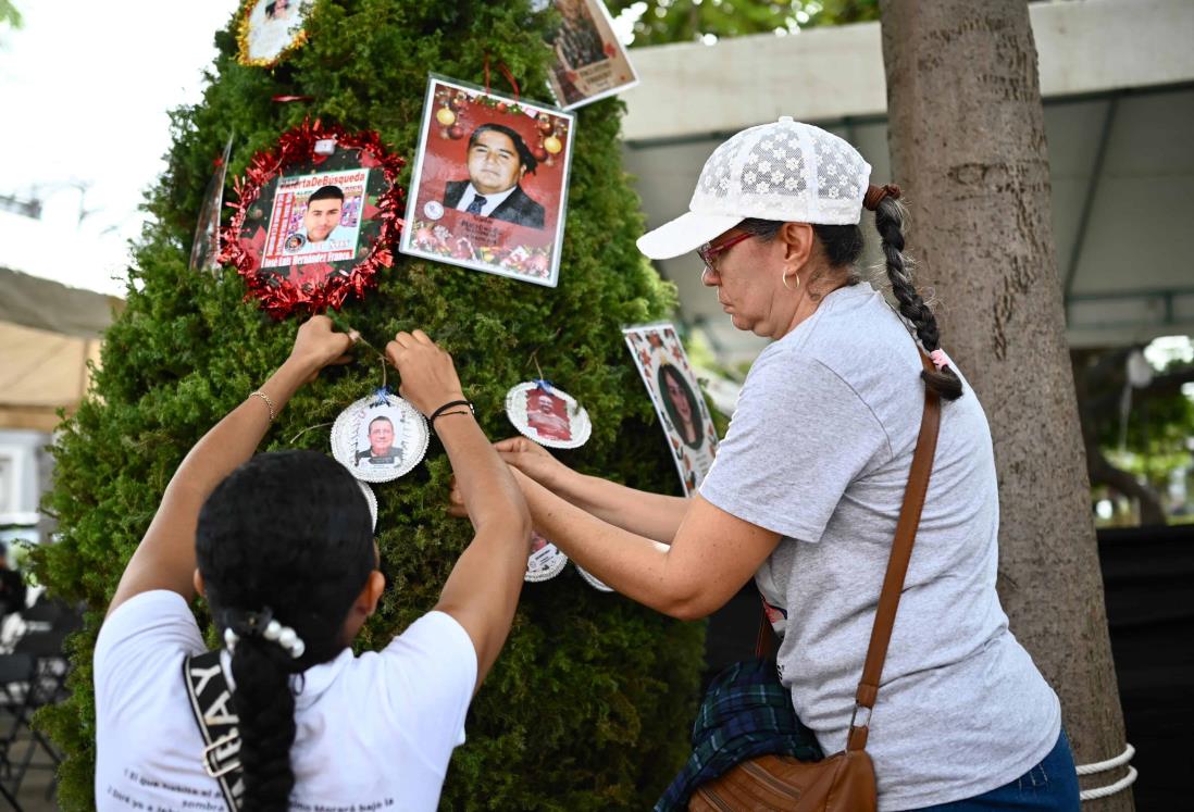 Colectivo de búsqueda coloca "árbol de la ausencia" en el parque Ciriaco Vázquez