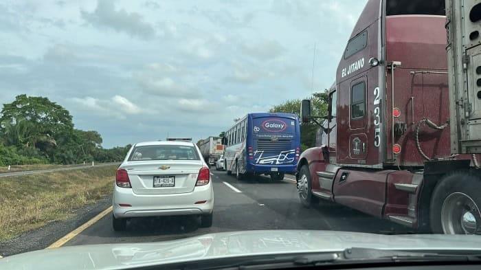 Caos en autopista Córdoba-Veracruz, hay fila de 18 kilómetros de autos con dirección al Puerto