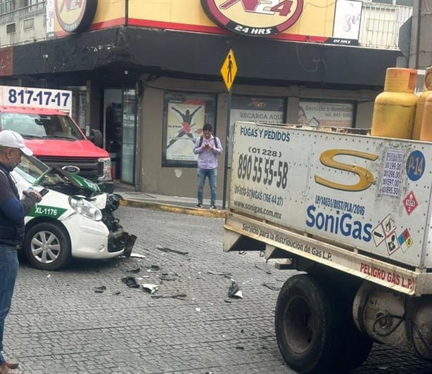 Chocan taxi y repartidor de gas en centro de Xalapa; caos vial en Xalapeños Ilustres