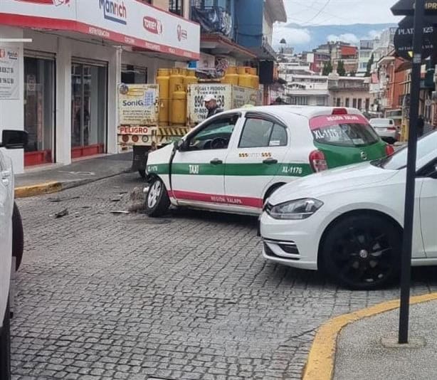 Chocan taxi y repartidor de gas en centro de Xalapa; caos vial en Xalapeños Ilustres