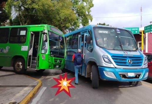 ¿Mucha prisa? Chocan autobuses cerca de Los Sauces en Xalapa