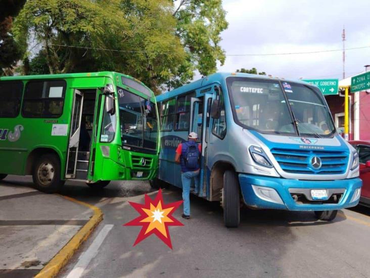 ¿Mucha prisa? Chocan autobuses cerca de Los Sauces en Xalapa