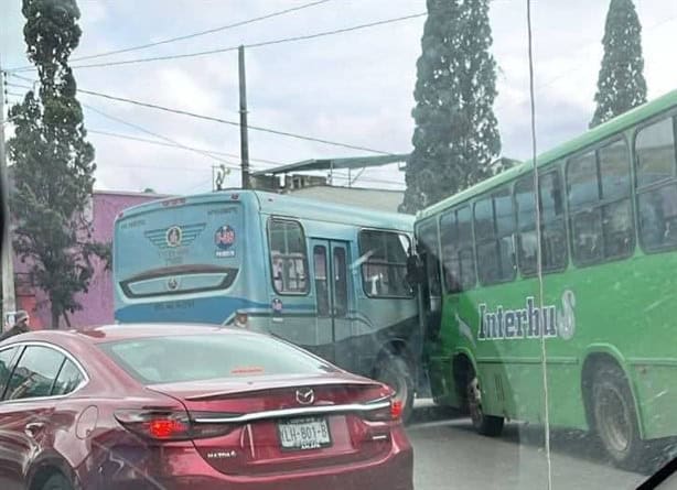 ¿Mucha prisa? Chocan autobuses cerca de Los Sauces en Xalapa