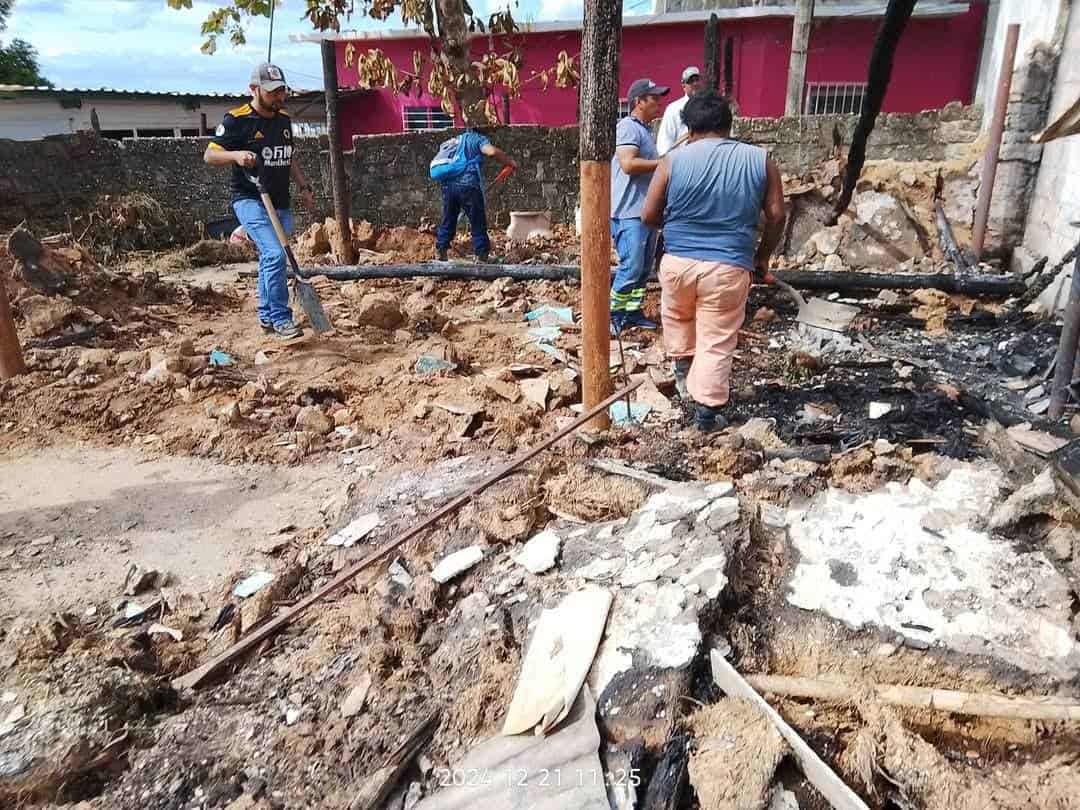 Ciudadanía de Nanchital se une para ayudar a Paco, quien perdió su patrimonio tras un incendio