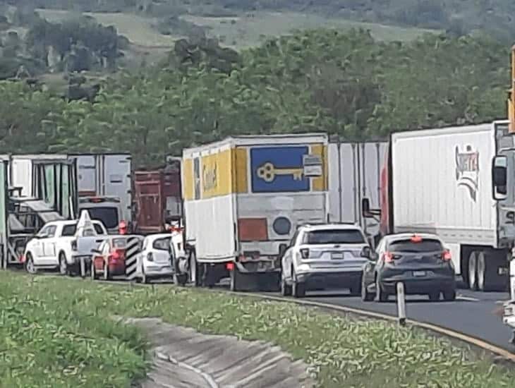 Retén militar genera caos vehicular en la Villahermosa-Coatzacoalcos, hasta 3 horas de espera