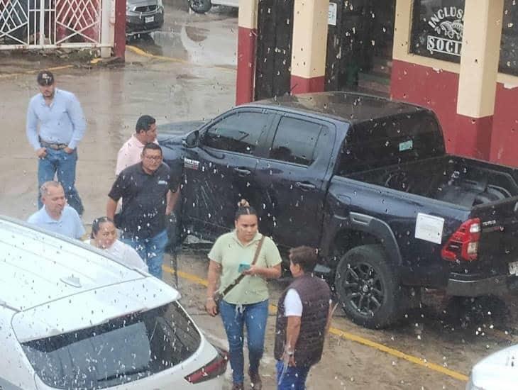 Sorprende alcaldesa de Las Choapas custodiada por guardaespaldas hasta dentro del Palacio Municipal