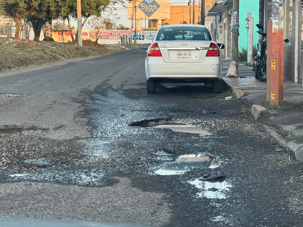 Denuncian baches en callejón Fidel Velázquez de Veracruz