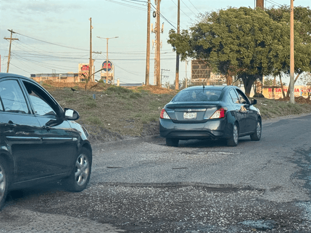 Denuncian baches en callejón Fidel Velázquez de Veracruz