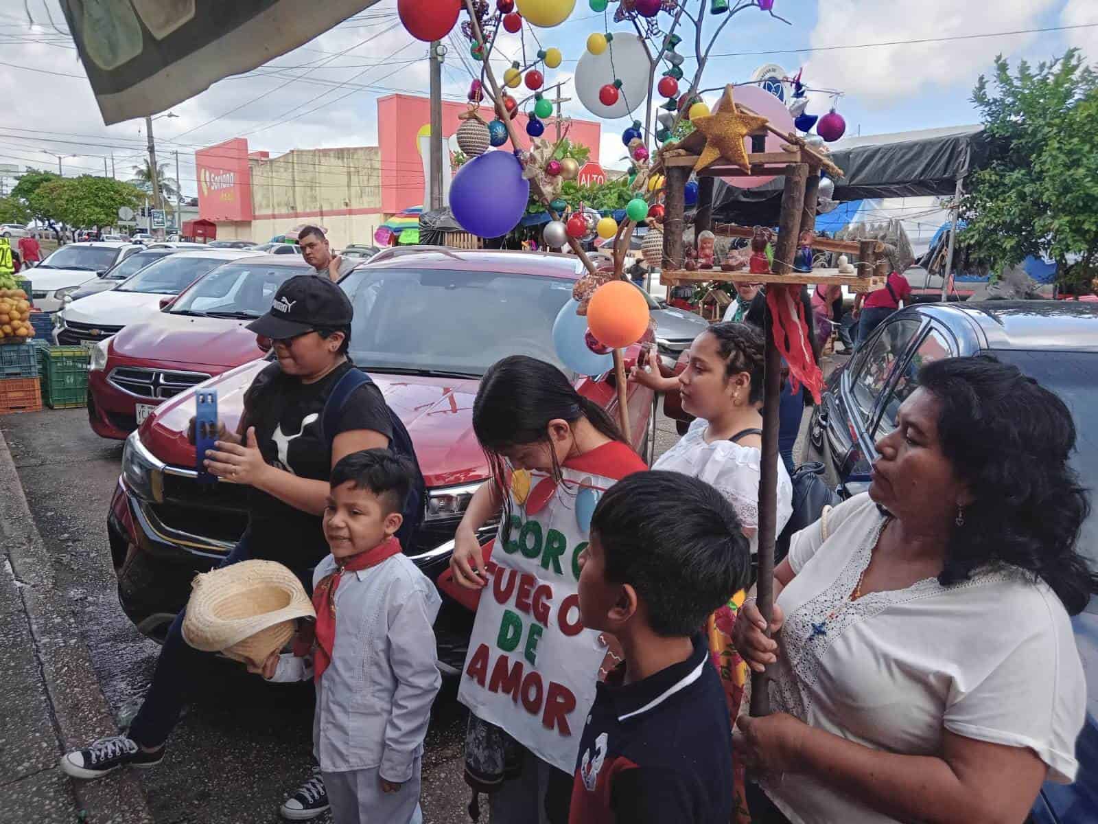 Feligreses mantienen vivas las tradiciones veracruzanas y cantan la rama navideña en Coatzacoalcos | VIDEO