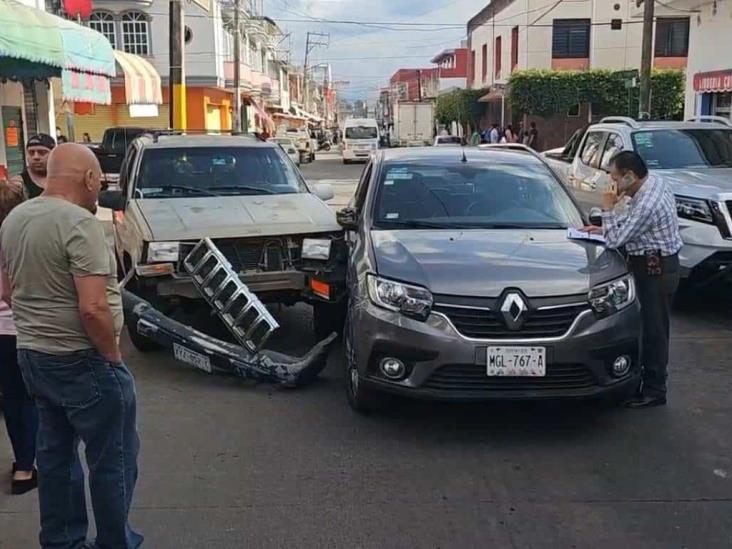 Choque entre una Cherokee y un Renault en centro de Martínez de la Torre