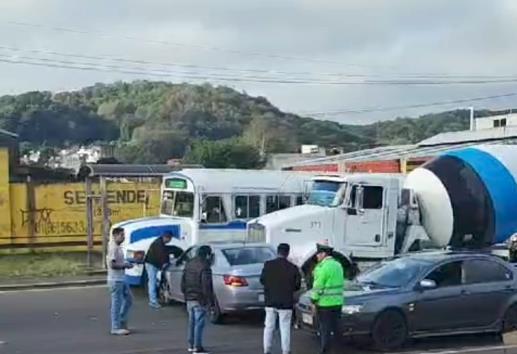 Caos vial en Banderilla por accidente entre vehículo  y autobús