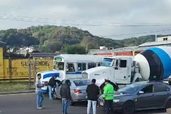 Caos vial en Banderilla por accidente entre vehículo  y autobús