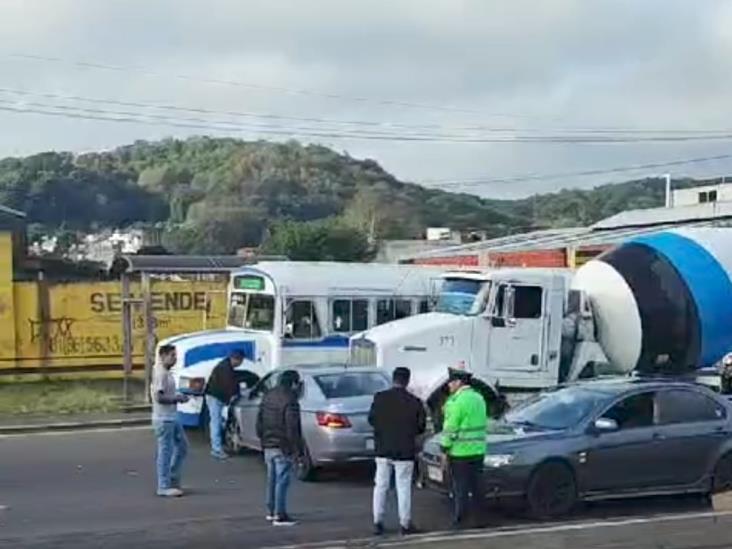 Caos vial en Banderilla por accidente entre vehículo  y autobús