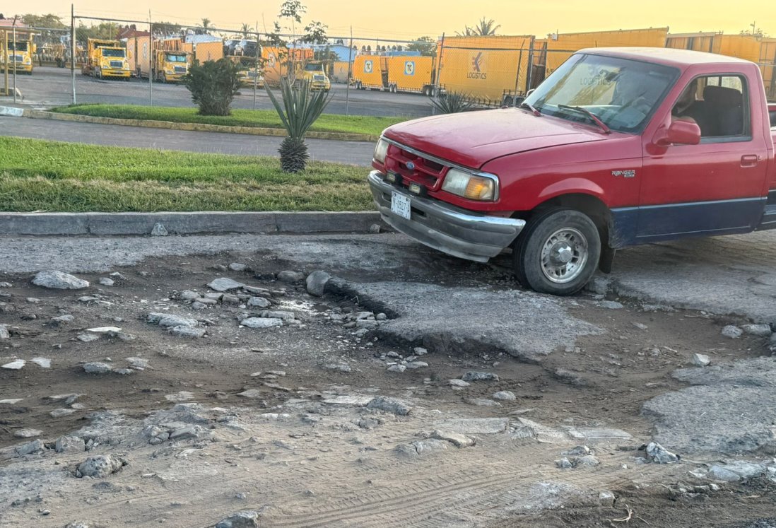 Denuncian baches en callejón Fidel Velázquez de Veracruz