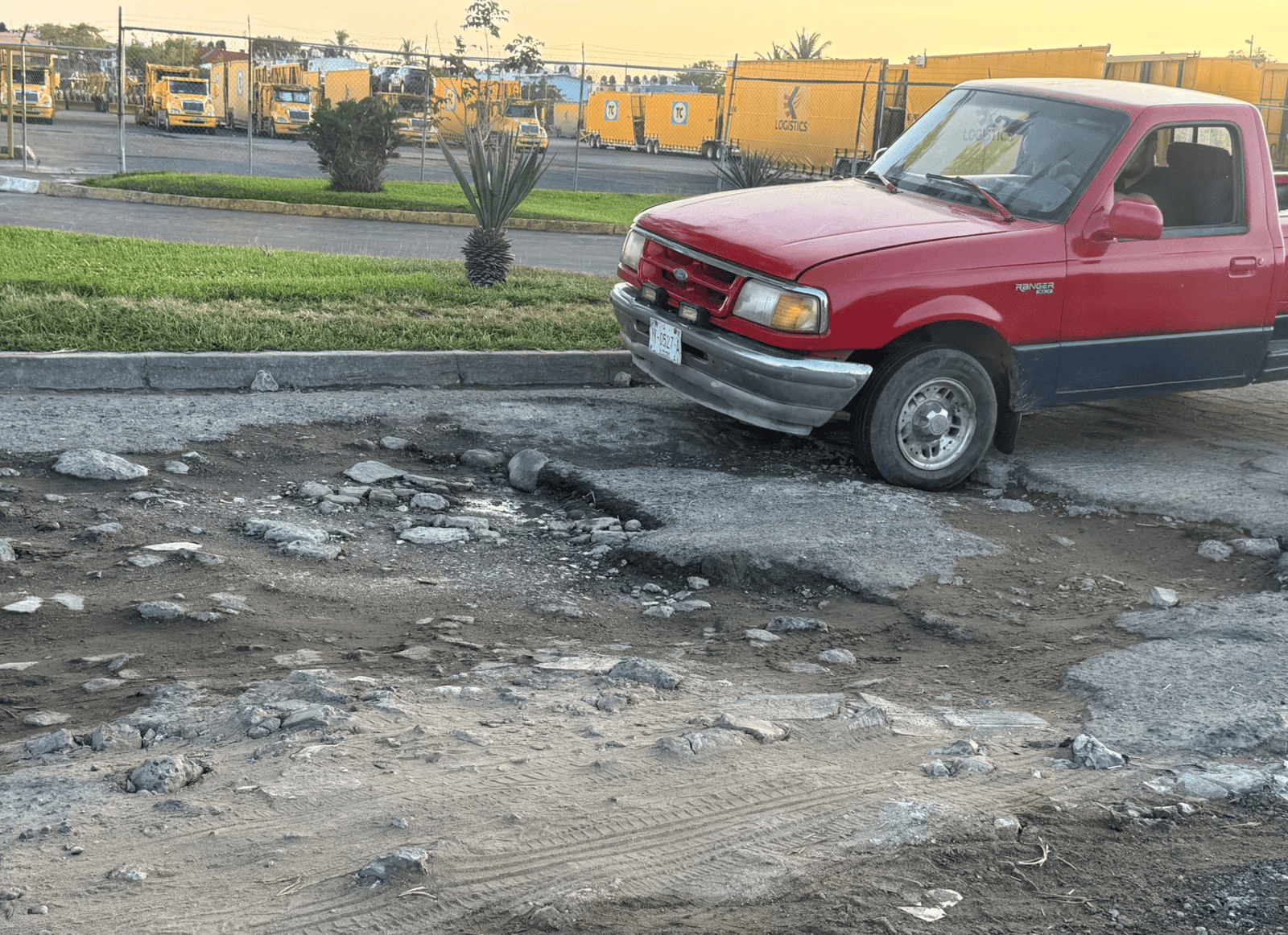 Denuncian baches en callejón Fidel Velázquez de Veracruz