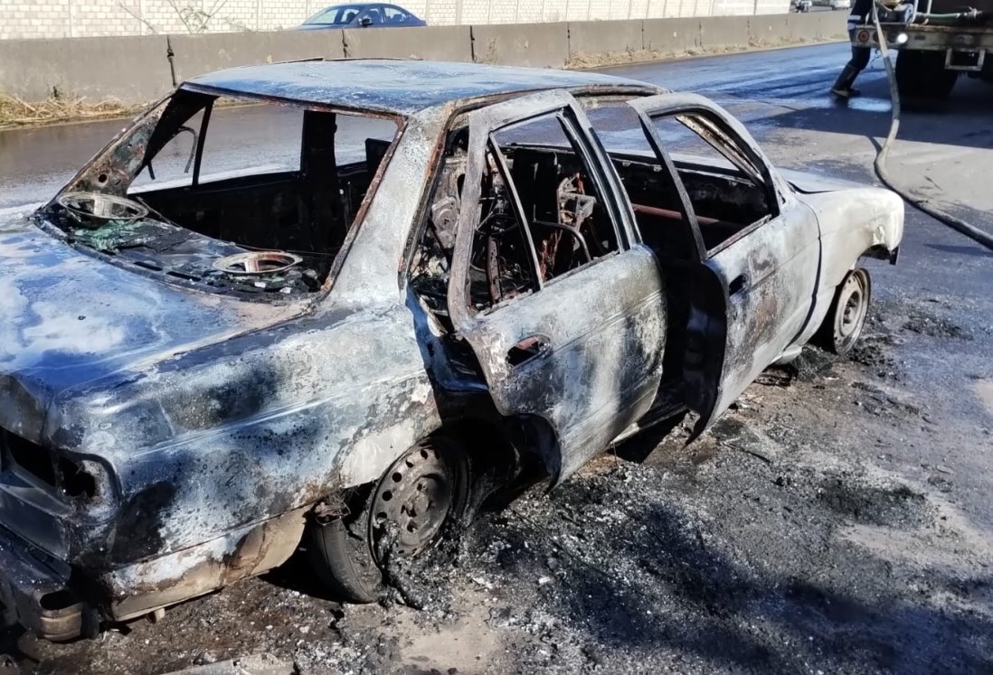 Vehículo se incendia en carretera Córdoba-Paso del Toro; familia logra salvarse