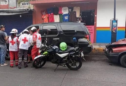 ¡Por imprudentes! Auto y camioneta chocan en el centro de Córdoba