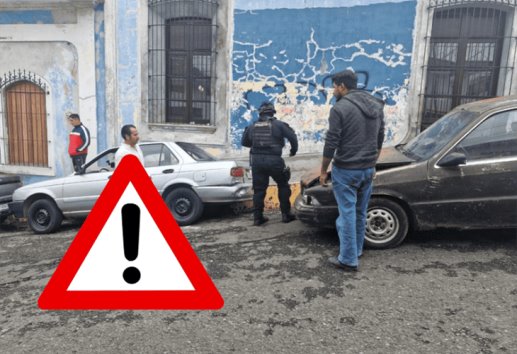 ¡Se quedó sin frenos! auto se impacta contra otros dos coches en el centro de Córdoba