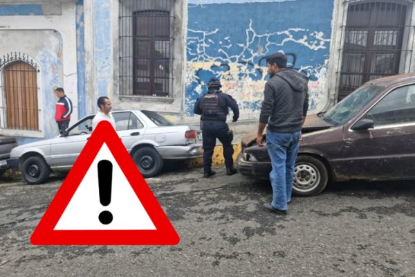 ¡Se quedó sin frenos! auto se impacta contra otros dos coches en el centro de Córdoba