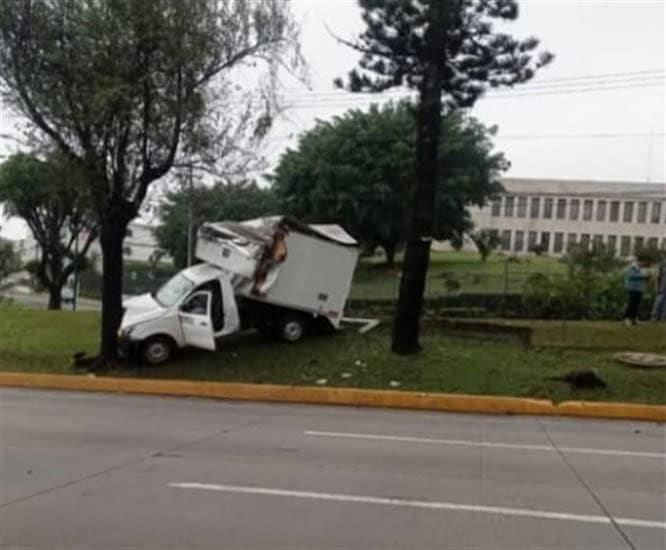 Camioneta se estrella en el camellón de la avenida Lázaro Cárdenas en Xalapa 